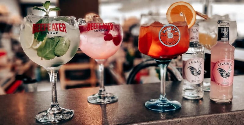 Budapest: Sunset Cruise with 2 Cocktails - Music and the mood onboard