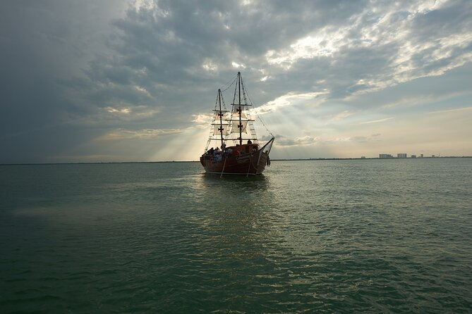 Cancun Lagoon Sunset Sailing Trip aboard classic Galeón with Dinner and Free bar - The lagoon views after sunset