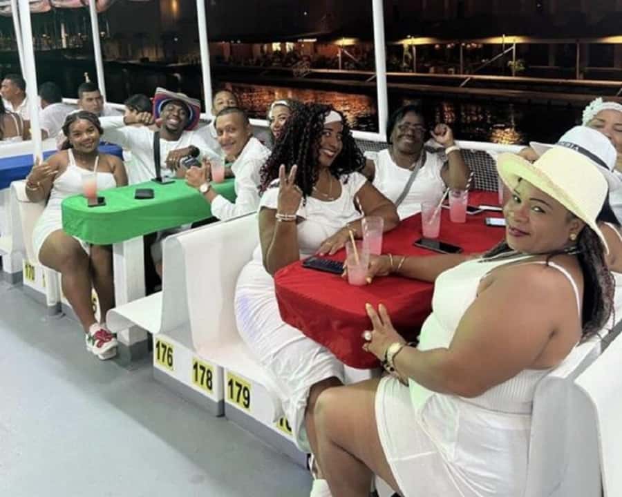 Cartagena: Buffet & party night,cocktails sailing in the bay - Who should book this experience?