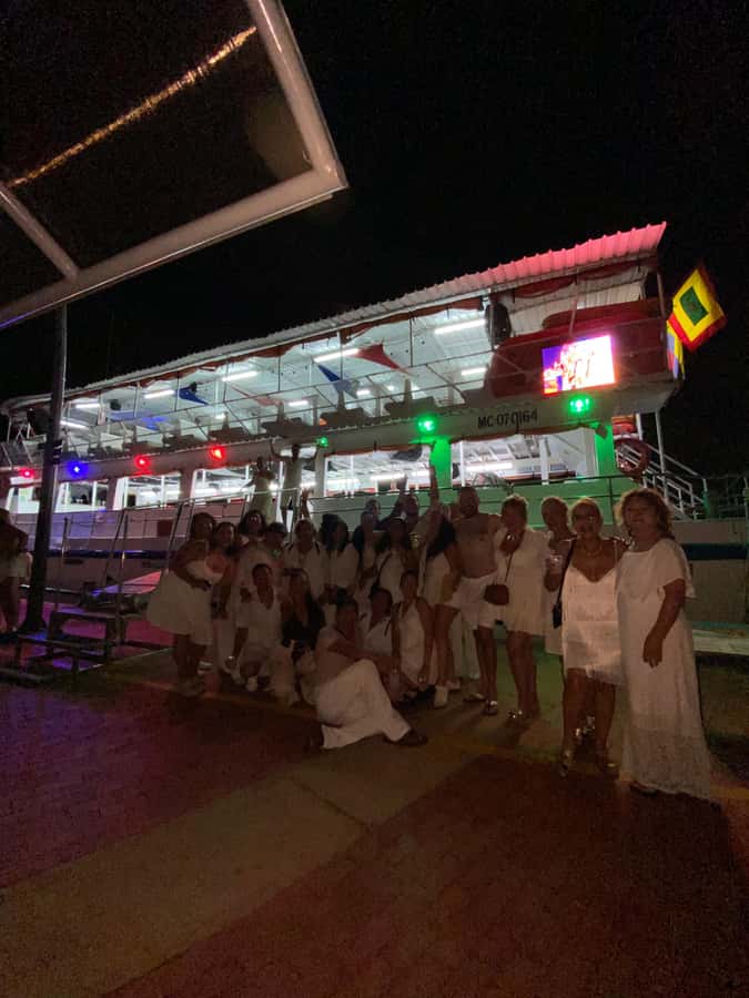 Cartagena: Buffet & party night,cocktails sailing in the bay - Buffet dinner with a practical range of drinks