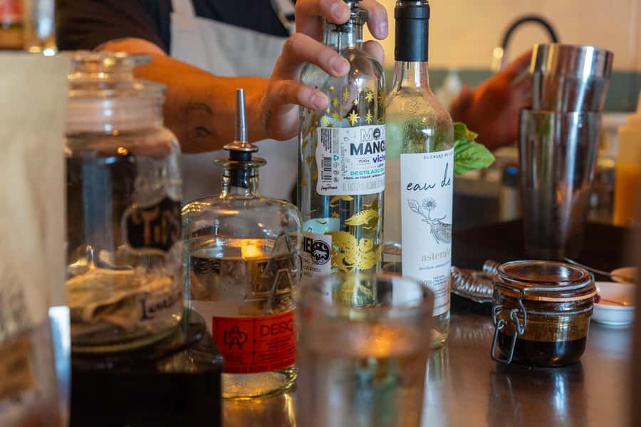 Cartagena: Colombian Cocktail Masterclass - Snacks, water, and the 90-minute pace