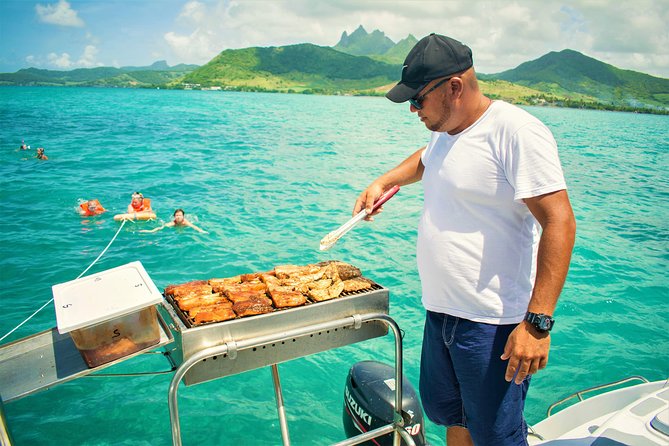 Catamaran Ile aux Cerfs, snorkeling + GRSE Waterfall, BBQ & Bar - Group size, service, and comfort