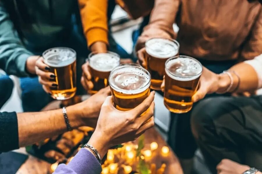 Charleston: Craft Beer and Cocktails Guided Tour - The walk to 18 Vendue Range