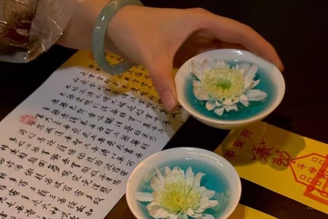 Chengdu Nightlife Experience with a Local: Bars, Clubs & Culture - A Cocktail Chosen by Lottery