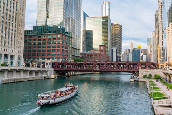 Chicago River Cocktail Cruise - The Chicago River: 50 buildings in one moving lesson