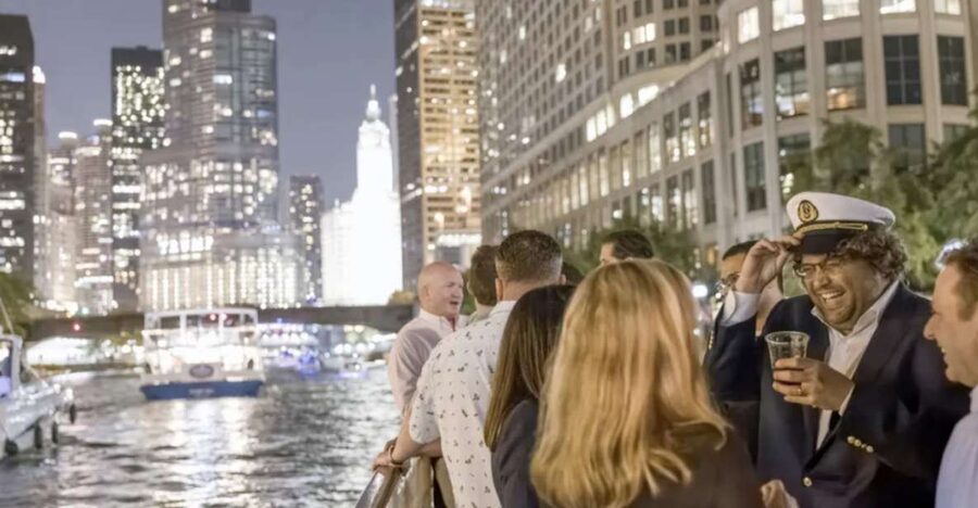 Chicago River: Guided Sunset Cocktail & Architecture Tour - Seating, weather, and the sound of the guide