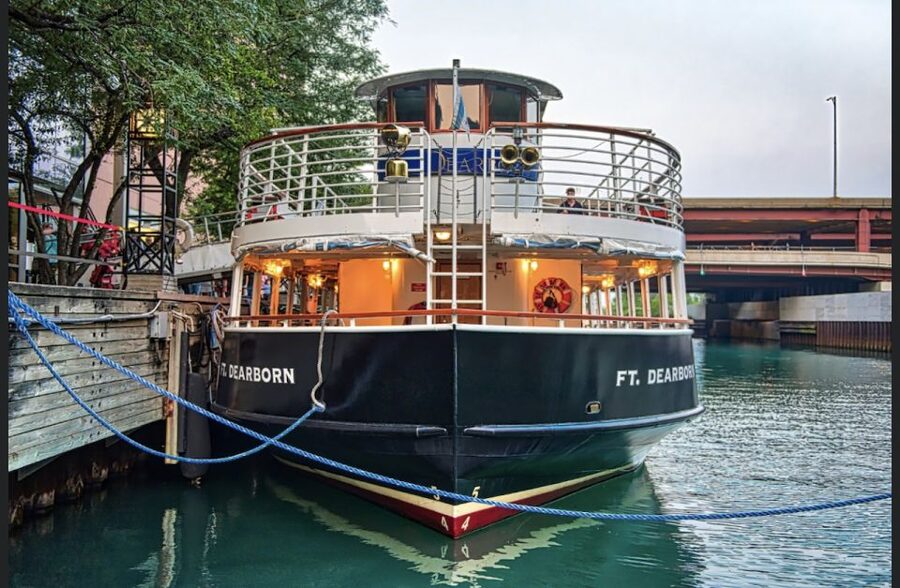 Chicago River: Guided Sunset Cocktail & Architecture Tour - Finding the boat and settling in