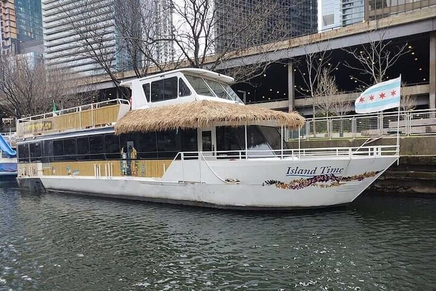 Chicago: Tiki Bar Cruise on Chicago River or Lake Michigan - Dock 12: finding the boat without a fuss