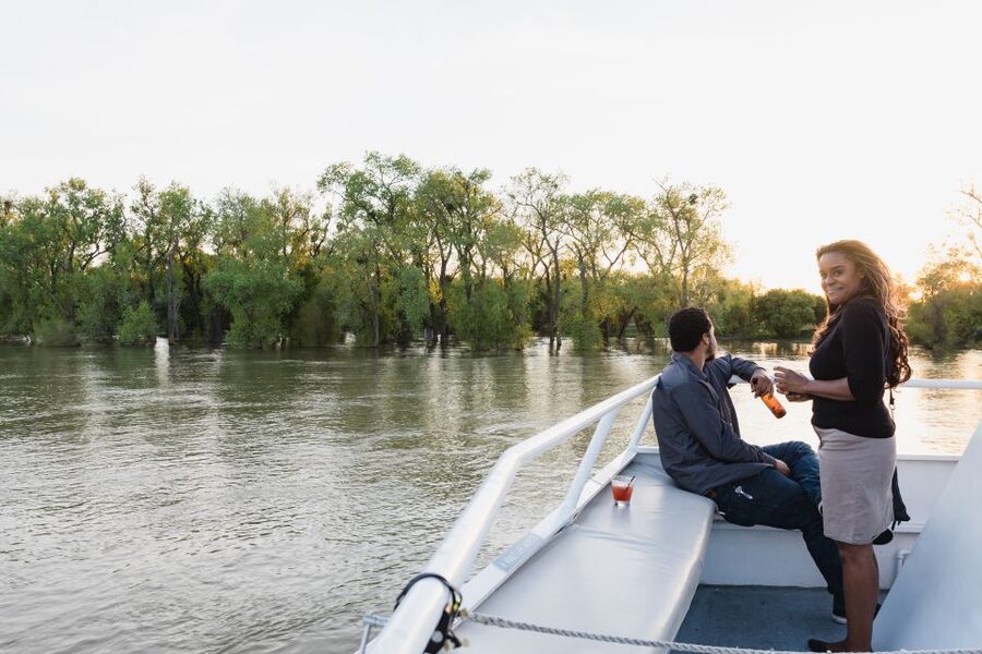 City Cruises Sacramento: Cocktail River Cruise - Live DJ music and the evening mood
