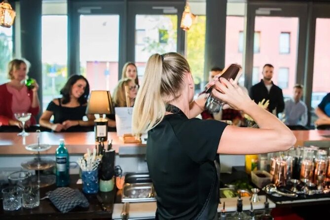 Cocktail course Mallorca - Music, photographs, and the option to dance
