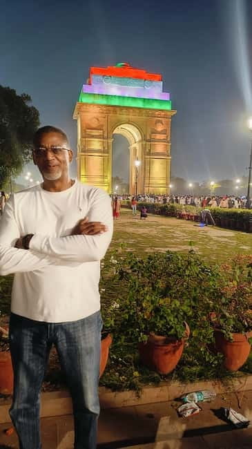 Delhi : Nightlife Tour with private car, guide & driver - Starting in Connaught Place with local food