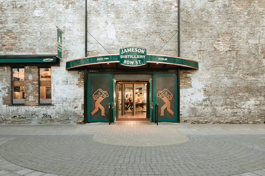 Dublin: Jameson Distillery Whiskey Cocktail-Making Class - Stirring an Old Fashioned