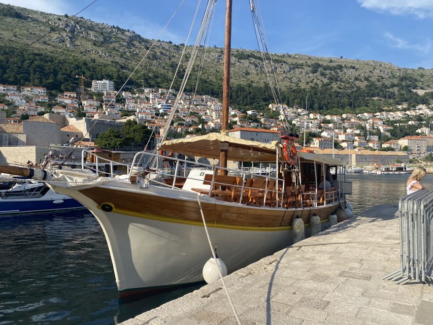 Dubrovnik: Panoramic Sunset Cocktail Cruise Around Old Town - Cocktails, canapés, and the illuminated bar