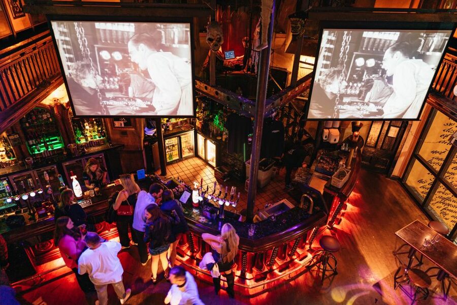 Edinburgh: 7 Bar Pub Crawl with 7 Shots & Discounts - The guides make the difference