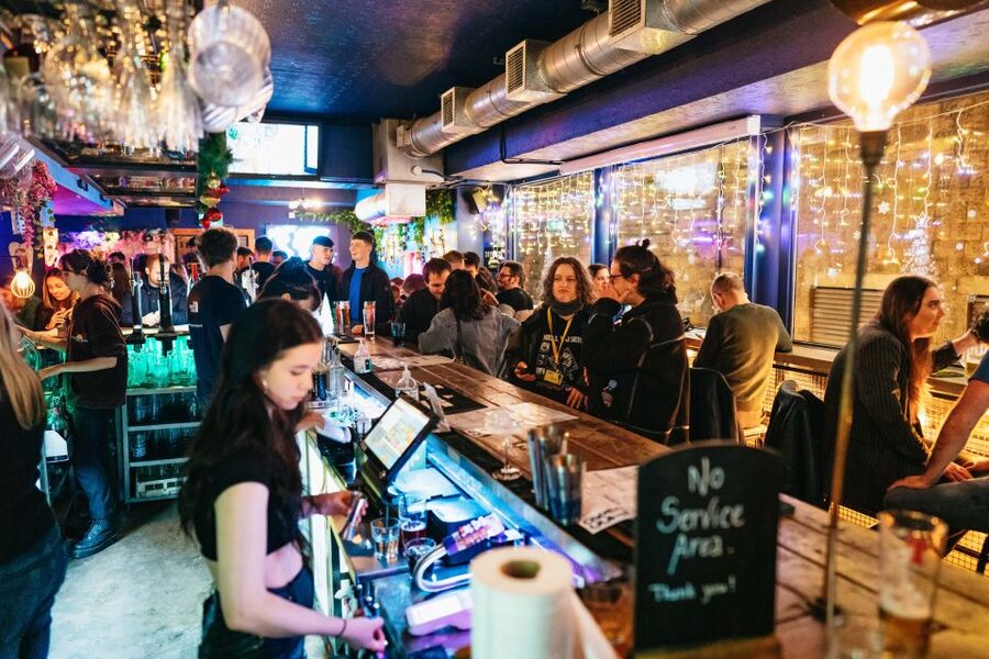 Edinburgh: 7 Bar Pub Crawl with 7 Shots & Discounts - Price, discounts, and the real cost