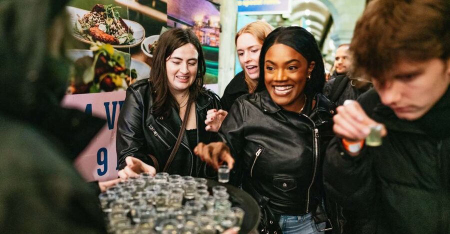 Edinburgh: 7 Bar Pub Crawl with 7 Shots & Discounts - Who should book this five-hour night?