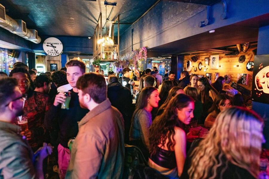 Edinburgh: 7 Bar Pub Crawl with 7 Shots & Discounts - Practical tips for a smoother evening