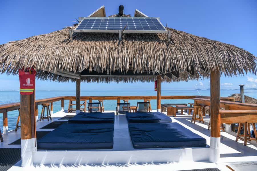 Fiji: Cloud 9 Floating Bar and Pizzeria Day Trip - DJs, dancing, and the social mood