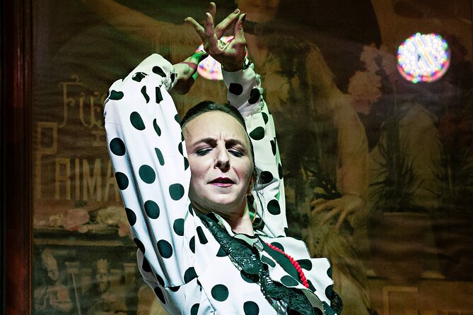 Flamenco Show in Seville at Bar and Tapas - The opening drink and Sevillian tapas