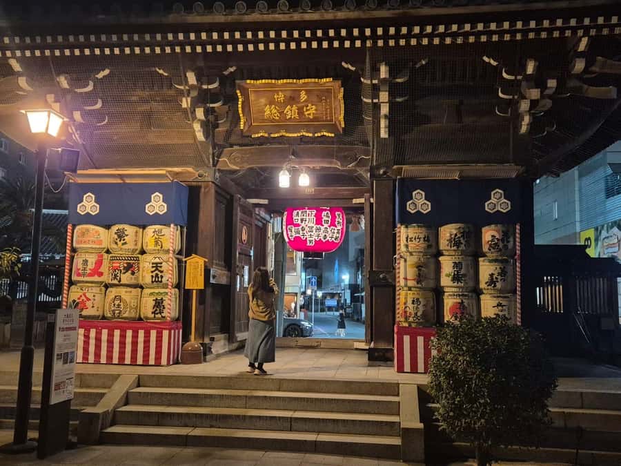 Fukuoka: Private Nightlife and Hidden Gems Tour with a Local - Kushida Shrine and Fukuoka’s older side