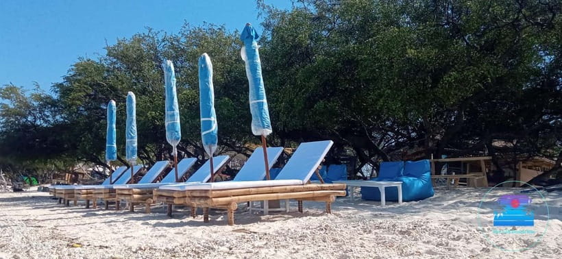 Gili Trawangan: The Beach Bar - Sunbed with Cocktail & Chill - Key points at a glance