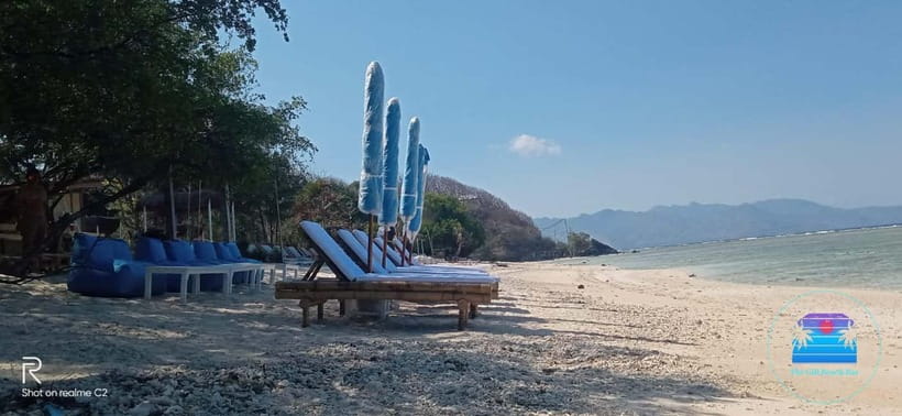 Gili Trawangan: The Beach Bar - Sunbed with Cocktail & Chill - Choosing your lounger and first drink