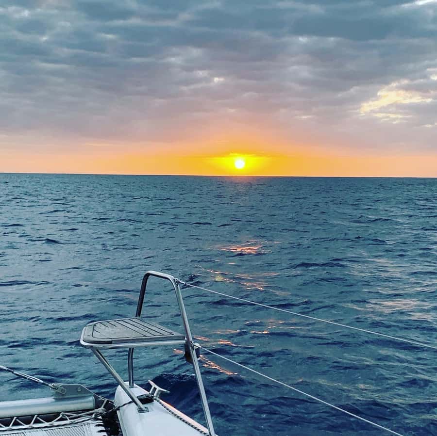 Grand Baie: Cocktail & Sunset Catamaran Cruise - Setting sail at 5:00 PM
