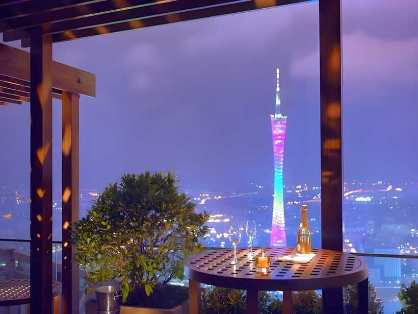 GuangZhou: 70 Floor RoofTop openair Bar, Sunset & Light Show - Should you book the 70th-floor rooftop experience?