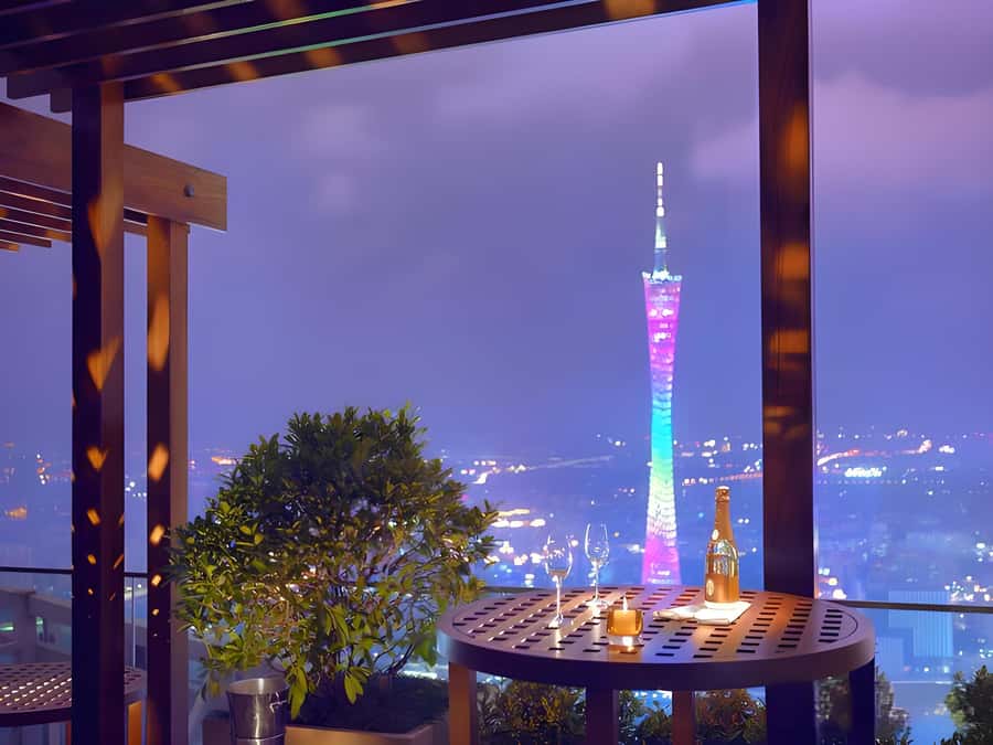 GuangZhou: 70 Floor RoofTop openair Bar, Sunset & Light Show - What the food really amounts to