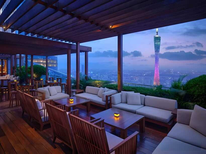 GuangZhou: 70 Floor RoofTop openair Bar, Sunset & Light Show - Understanding the free-flow drinks