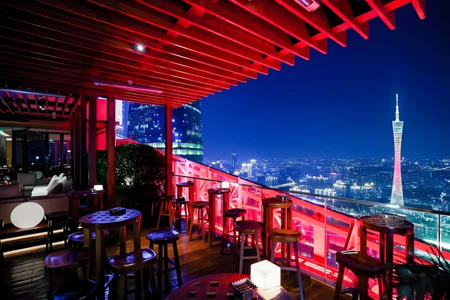 GuangZhou: 70 Floor RoofTop openair Bar, Sunset & Light Show - Who will enjoy this evening most?