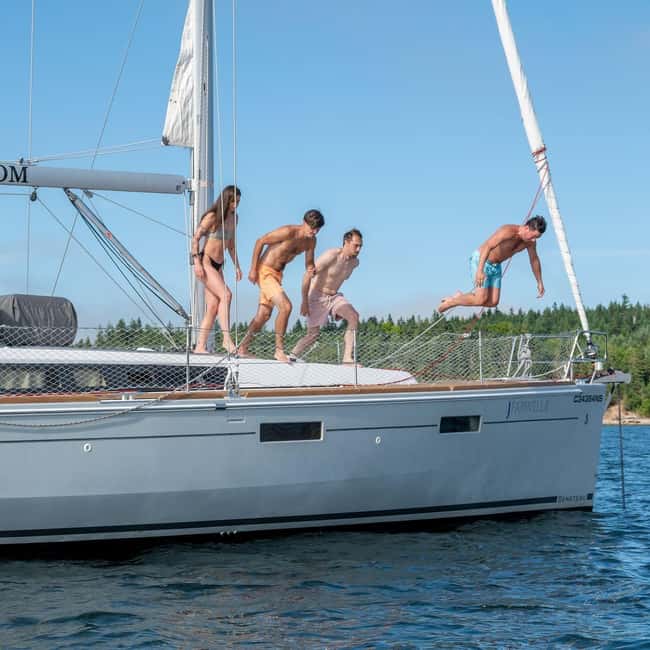 Halifax: Summer Breeze Sailing Tour with Cocktail - Choosing your place on the yacht