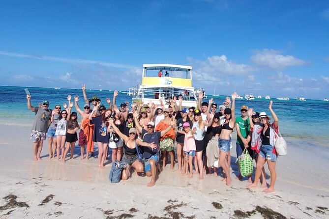 Hip Hop solo para adultos PartyBoat con Bebidas ilimitadas y Bar - A party boat built around music, drinks, and social energy