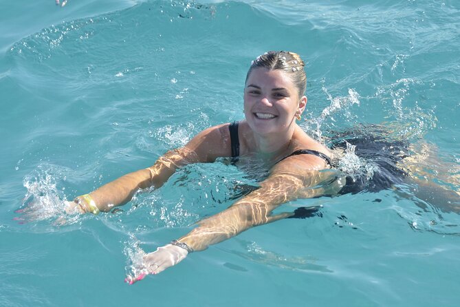 Hip Hop solo para adultos PartyBoat con Bebidas ilimitadas y Bar - Snorkeling: a bonus, not the main attraction