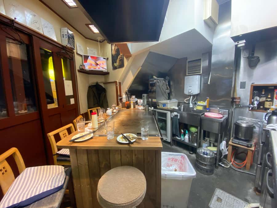 Hiroshima: Bar Hopping Food Tour - What the guides add to the night