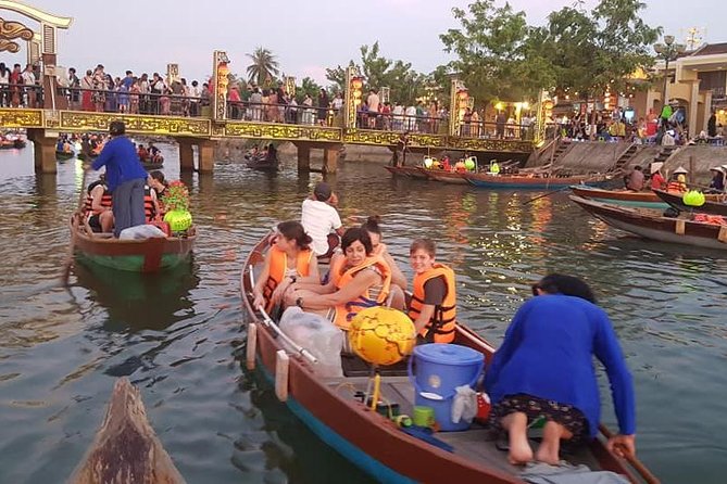 Hoi An Nightlife Tour with Hoi An Ancient Walking Tour, Boat Ride, Night Market - Why Hoi An works so well after sunset