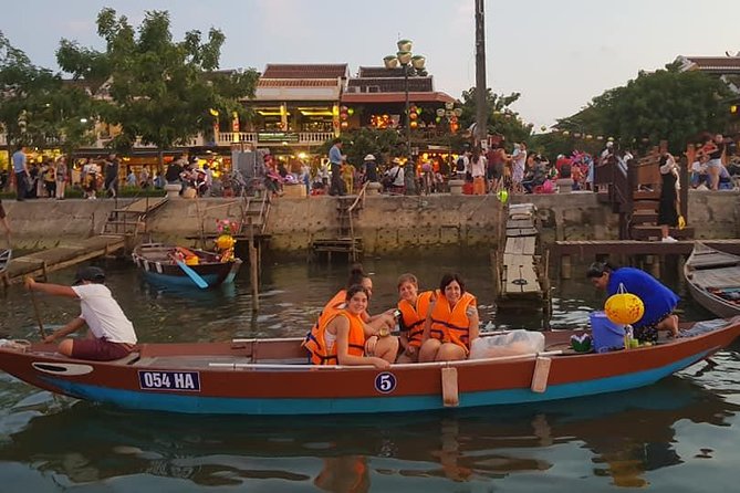 Hoi An Nightlife Tour with Hoi An Ancient Walking Tour, Boat Ride, Night Market - The sampan ride on the Hoai River