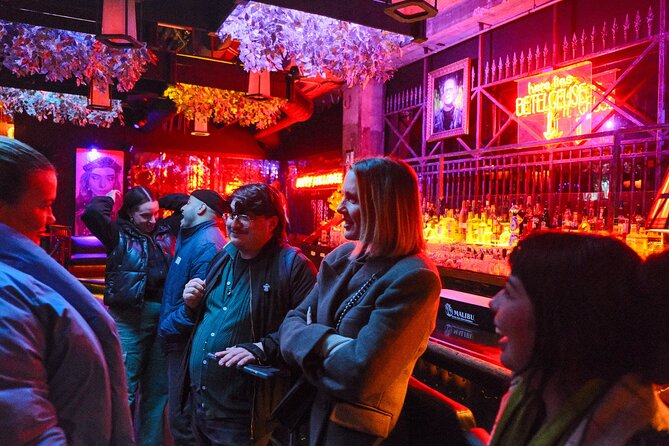 Hollywood Cocktails and True Crime Tour: 3 Drinks Included - What the guides add to the evening