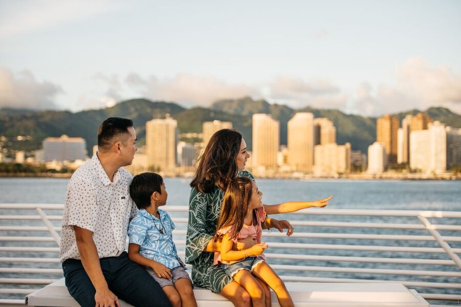 Honolulu: Waikiki Sunset and Cocktail Cruise - Music and the mood onboard