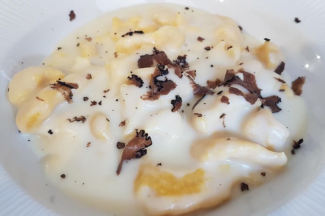 Italian Cocktail + Art of Making Pasta Cooking Class In Unique Milan Location - Sauces that make the meal work