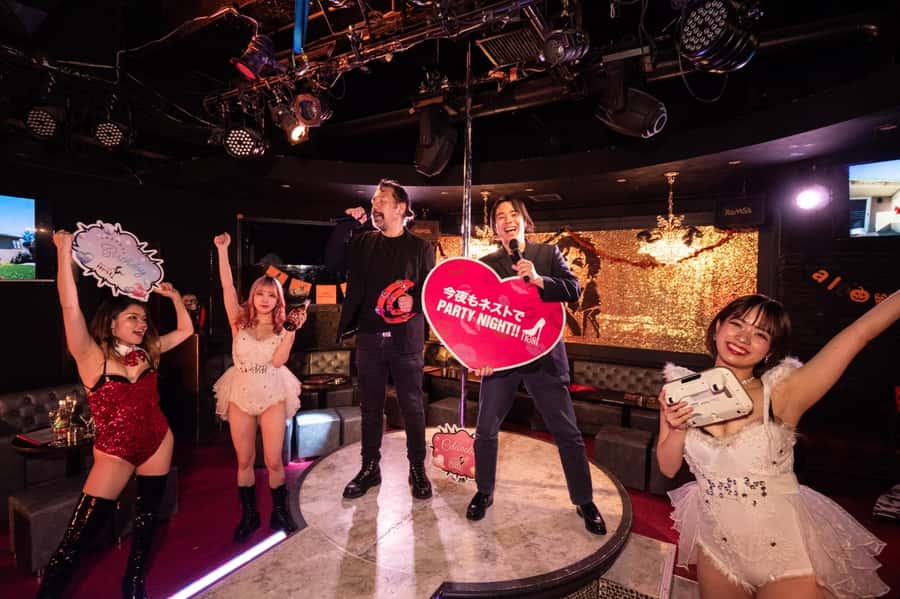 Kabukicho bar hopping & grab a bite tour - FLOWER WALL MONE starts the evening with food