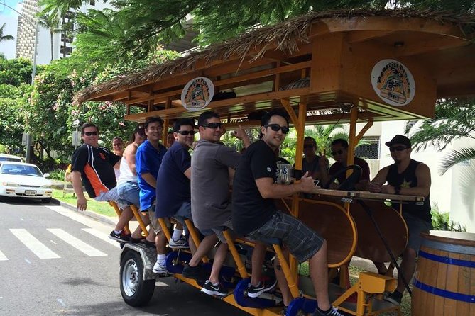 Kaka'ako Bar Tour - Why this Kakaako night out works