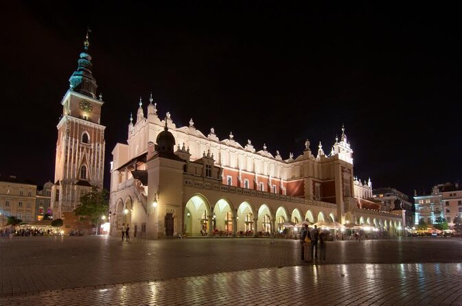 Krakow Pub Crawl with Free Alcohol & Karoake +4 Clubs/Bars - The first hour: an open bar with real value