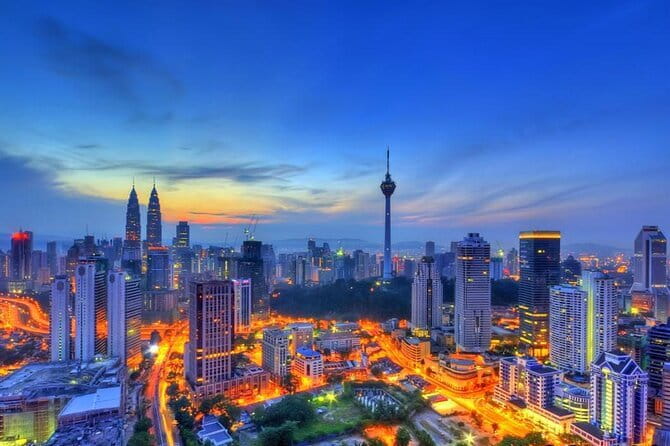 Kuala Lumpur: Nightlife Walking Tour with Local Guide - Petronas Towers and KLCC Park
