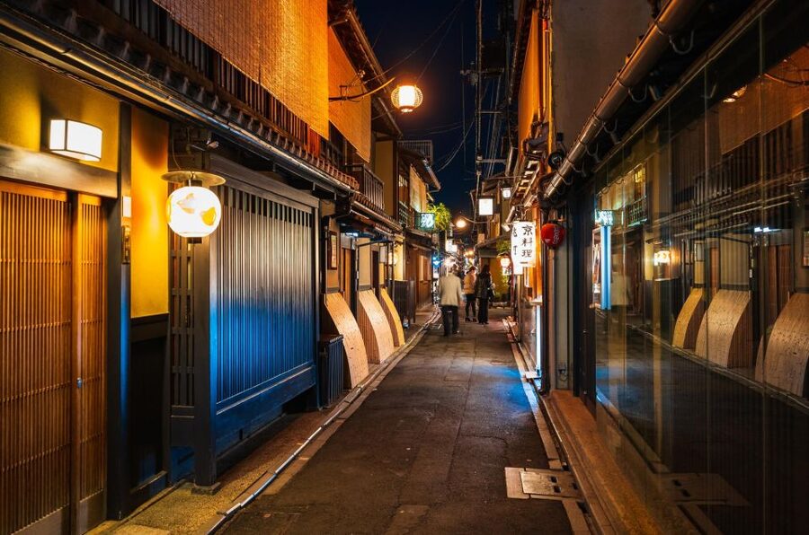Kyoto : Bar Hopping Tour in Pontocho Alley at Night - Important limits for food, smoking, and access
