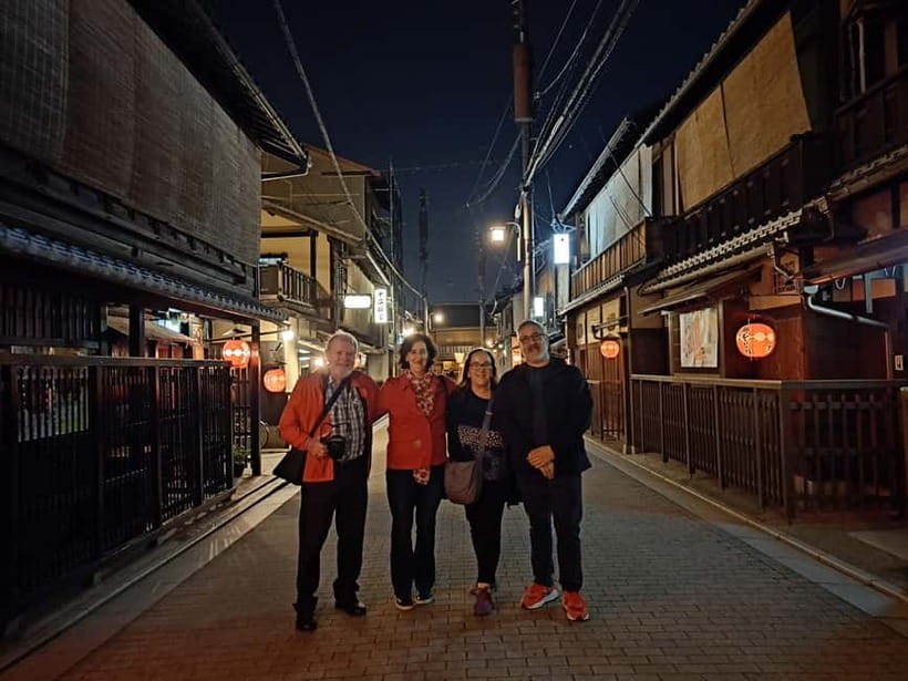 Kyoto: Izakaya Nightlife Tour with Local Guide - Hiro’s guiding style and the private format