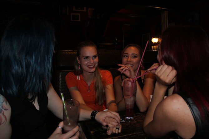 Ladies Night Party Tour in Hamburg including cocktail, sparkling wine and shots - Starting at Beatles-Platz at 8 p.m.
