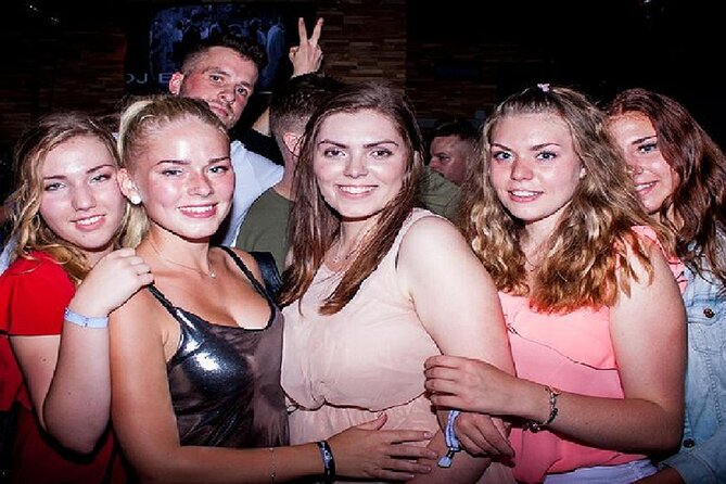 Ladies Night Party Tour in Hamburg including cocktail, sparkling wine and shots - Timing, walking, and the four to six-hour length