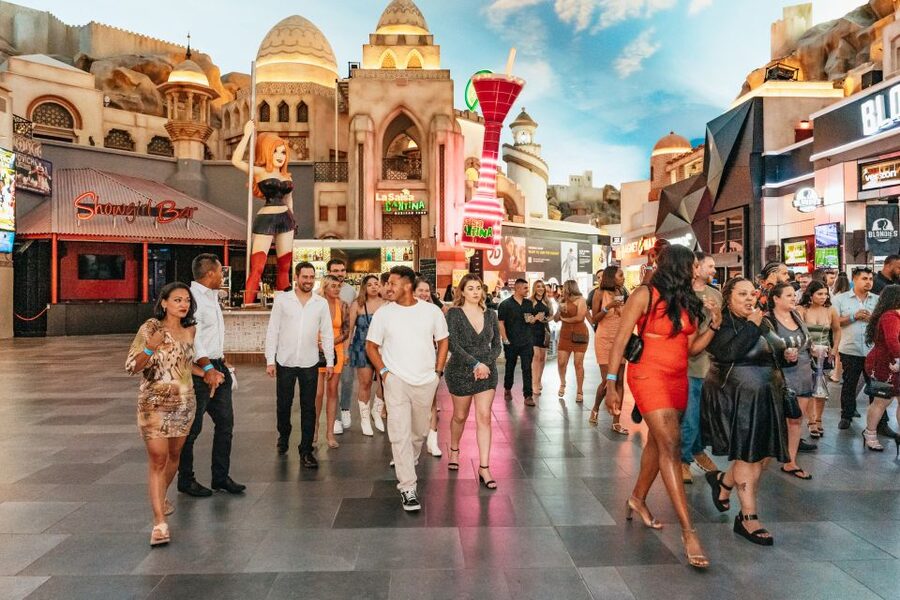 Las Vegas: Club Crawl and Party Bus with Free Drinks - The first bars and early drink specials