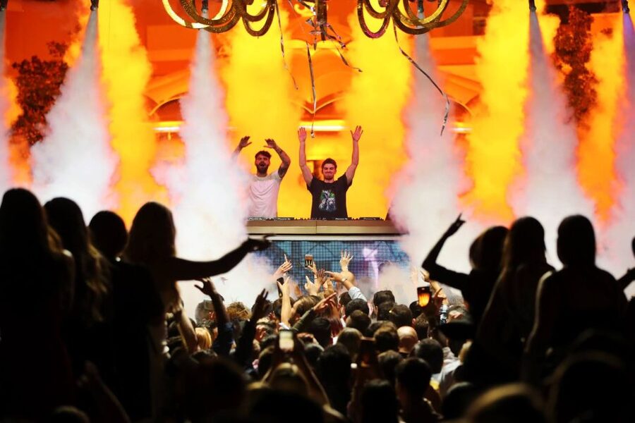 Las Vegas: Club Crawl by Party Bus w/ Free Drinks - The first hotel: a bar, a club, and an easy start